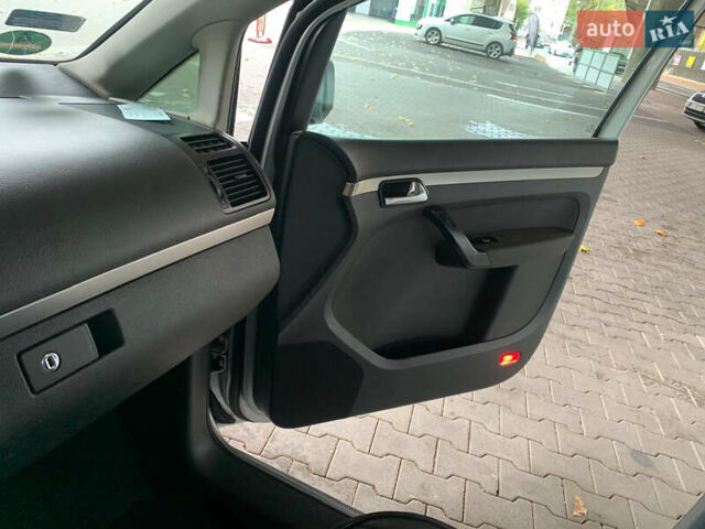 Серый Фольксваген Туран, объемом двигателя 2 л и пробегом 298 тыс. км за 6750 $, фото 12 на Automoto.ua