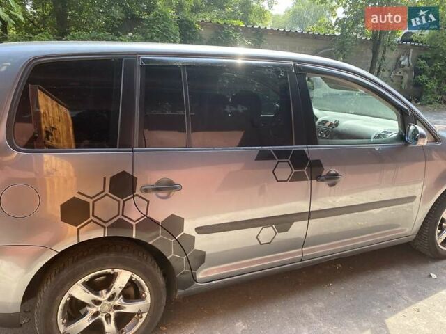 Серый Фольксваген Туран, объемом двигателя 1.6 л и пробегом 270 тыс. км за 5100 $, фото 7 на Automoto.ua