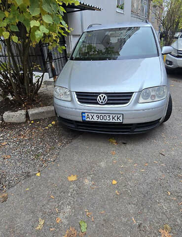 Серый Фольксваген Туран, объемом двигателя 1.6 л и пробегом 265 тыс. км за 5100 $, фото 1 на Automoto.ua