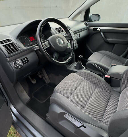 Серый Фольксваген Туран, объемом двигателя 1.9 л и пробегом 225 тыс. км за 3500 $, фото 8 на Automoto.ua