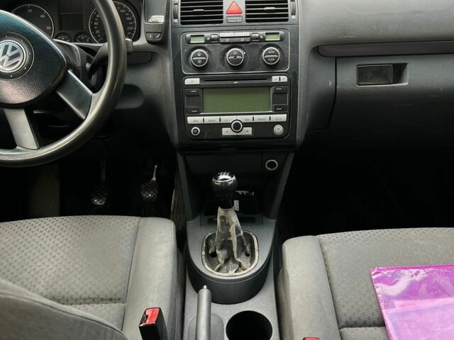 Сірий Фольксваген Туран, об'ємом двигуна 1.9 л та пробігом 400 тис. км за 5500 $, фото 4 на Automoto.ua