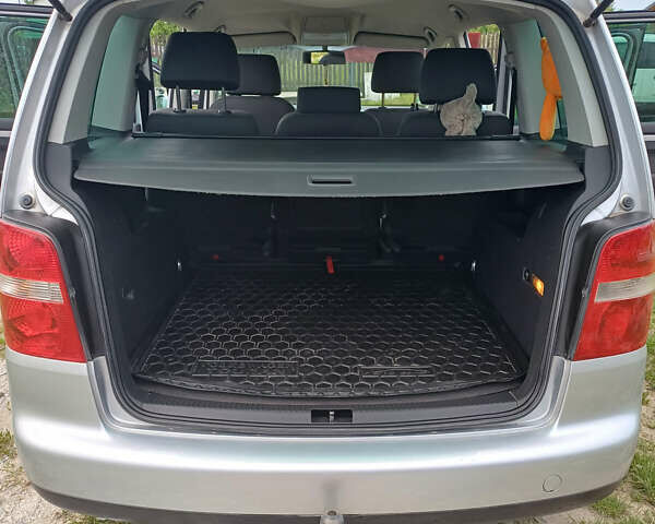 Серый Фольксваген Туран, объемом двигателя 2 л и пробегом 259 тыс. км за 5600 $, фото 4 на Automoto.ua