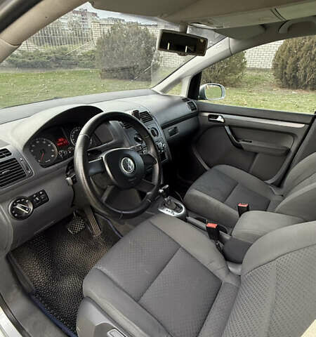 Сірий Фольксваген Туран, об'ємом двигуна 1.6 л та пробігом 344 тис. км за 4600 $, фото 2 на Automoto.ua