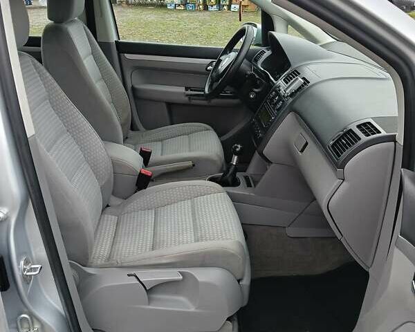 Серый Фольксваген Туран, объемом двигателя 1.6 л и пробегом 237 тыс. км за 4990 $, фото 12 на Automoto.ua