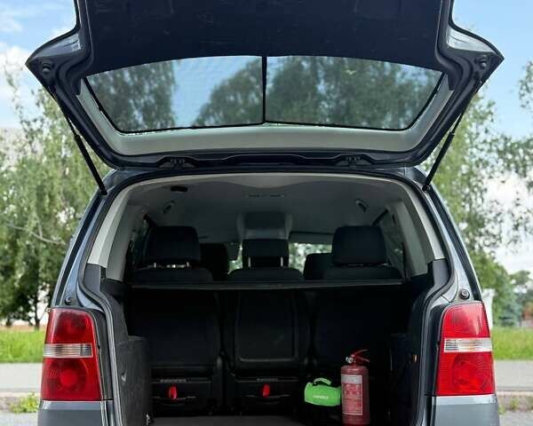 Серый Фольксваген Туран, объемом двигателя 1.9 л и пробегом 287 тыс. км за 5800 $, фото 6 на Automoto.ua