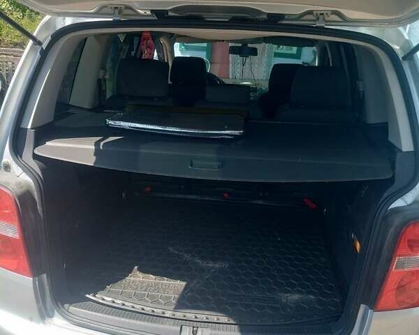 Сірий Фольксваген Туран, об'ємом двигуна 1.6 л та пробігом 270 тис. км за 6500 $, фото 1 на Automoto.ua