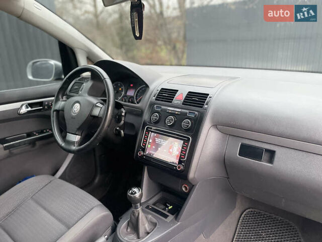 Серый Фольксваген Туран, объемом двигателя 1.9 л и пробегом 290 тыс. км за 4600 $, фото 11 на Automoto.ua