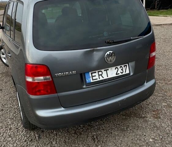 Серый Фольксваген Туран, объемом двигателя 1.9 л и пробегом 225 тыс. км за 3500 $, фото 3 на Automoto.ua