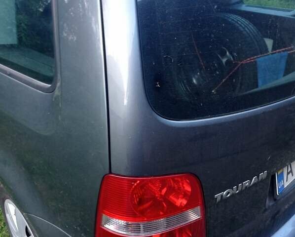 Серый Фольксваген Туран, объемом двигателя 1.6 л и пробегом 196 тыс. км за 5700 $, фото 5 на Automoto.ua