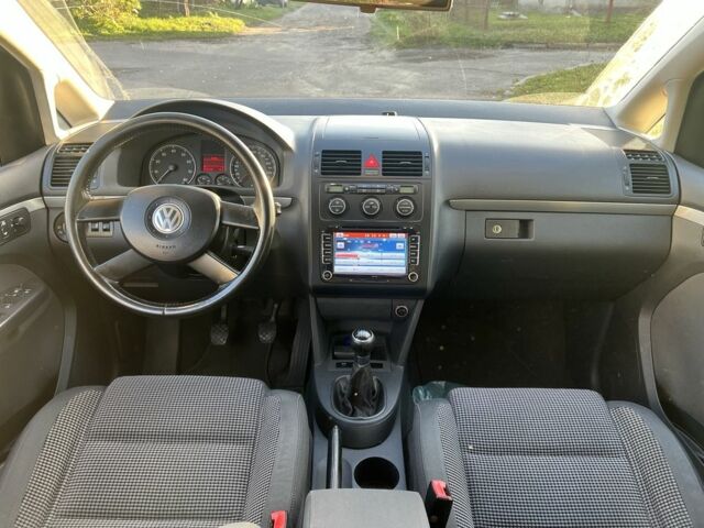 Сірий Фольксваген Туран, об'ємом двигуна 1.6 л та пробігом 275 тис. км за 3850 $, фото 7 на Automoto.ua