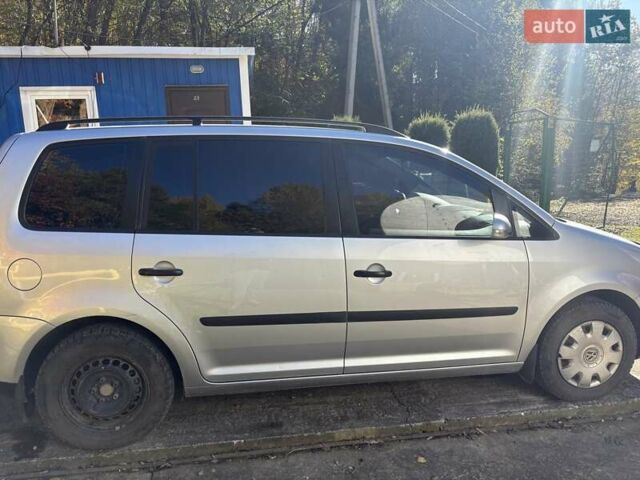 Серый Фольксваген Туран, объемом двигателя 1.6 л и пробегом 270 тыс. км за 5600 $, фото 4 на Automoto.ua