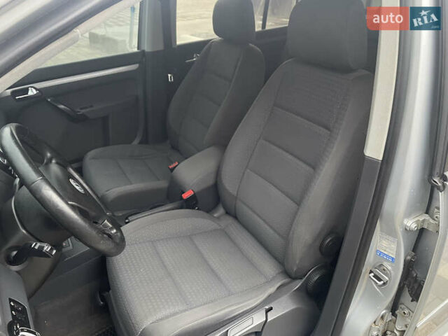 Серый Фольксваген Туран, объемом двигателя 1.9 л и пробегом 290 тыс. км за 4600 $, фото 10 на Automoto.ua