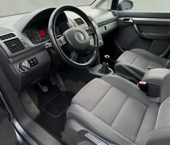 Серый Фольксваген Туран, объемом двигателя 1.9 л и пробегом 225 тыс. км за 3500 $, фото 4 на Automoto.ua