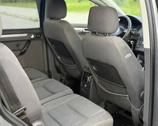 Серый Фольксваген Туран, объемом двигателя 1.9 л и пробегом 287 тыс. км за 5800 $, фото 5 на Automoto.ua