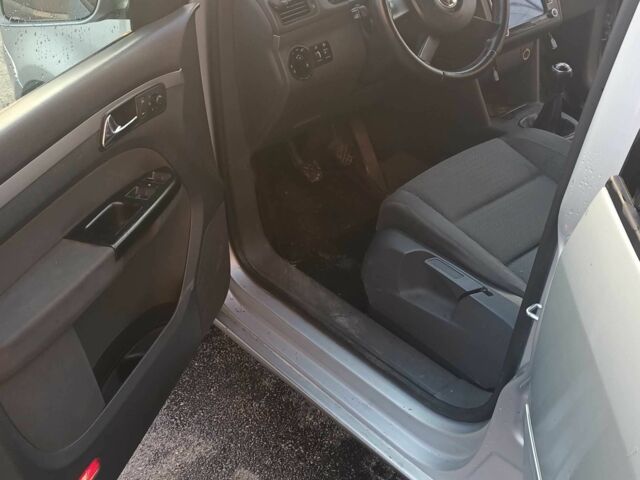 Серый Фольксваген Туран, объемом двигателя 1.6 л и пробегом 210 тыс. км за 4500 $, фото 2 на Automoto.ua