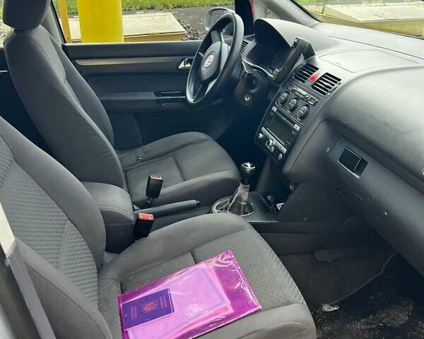 Серый Фольксваген Туран, объемом двигателя 1.9 л и пробегом 400 тыс. км за 5500 $, фото 3 на Automoto.ua