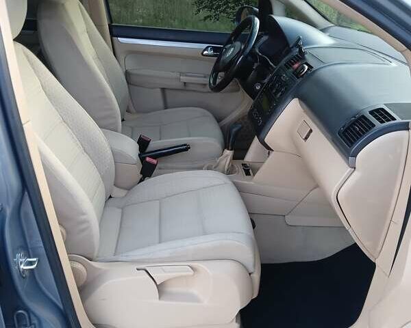 Серый Фольксваген Туран, объемом двигателя 1.6 л и пробегом 235 тыс. км за 4999 $, фото 20 на Automoto.ua