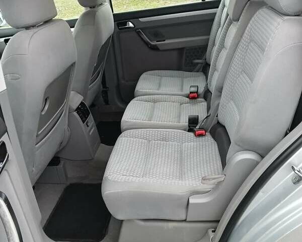 Серый Фольксваген Туран, объемом двигателя 1.6 л и пробегом 237 тыс. км за 4990 $, фото 10 на Automoto.ua