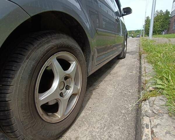 Серый Фольксваген Туран, объемом двигателя 2 л и пробегом 265 тыс. км за 4600 $, фото 12 на Automoto.ua