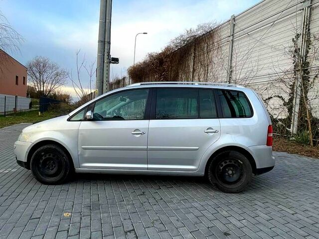 Сірий Фольксваген Туран, об'ємом двигуна 2 л та пробігом 300 тис. км за 2700 $, фото 4 на Automoto.ua