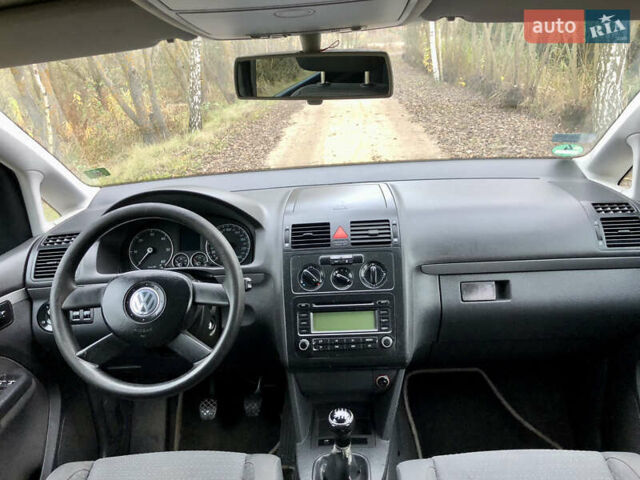 Серый Фольксваген Туран, объемом двигателя 1.9 л и пробегом 300 тыс. км за 5500 $, фото 7 на Automoto.ua