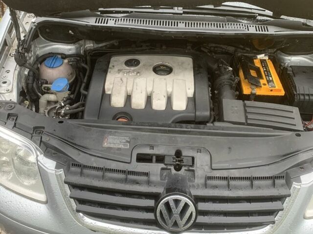 Серый Фольксваген Туран, объемом двигателя 2 л и пробегом 280 тыс. км за 3572 $, фото 8 на Automoto.ua