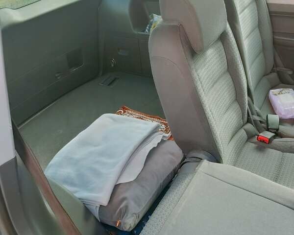 Серый Фольксваген Туран, объемом двигателя 1.9 л и пробегом 240 тыс. км за 5500 $, фото 9 на Automoto.ua