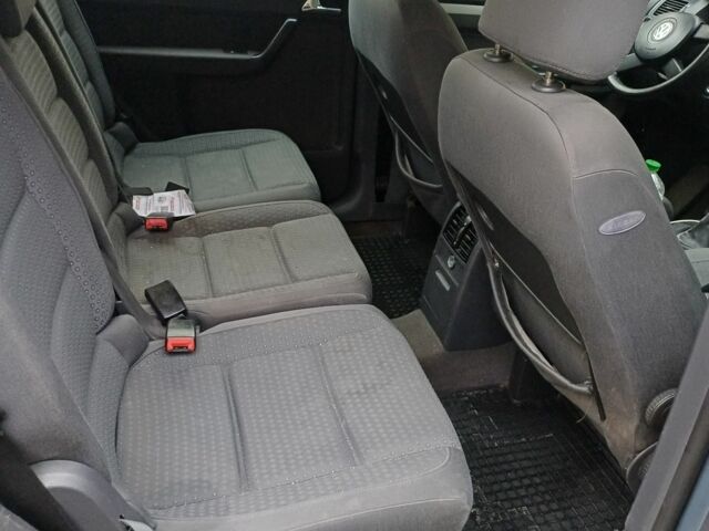 Серый Фольксваген Туран, объемом двигателя 2 л и пробегом 305 тыс. км за 3700 $, фото 4 на Automoto.ua