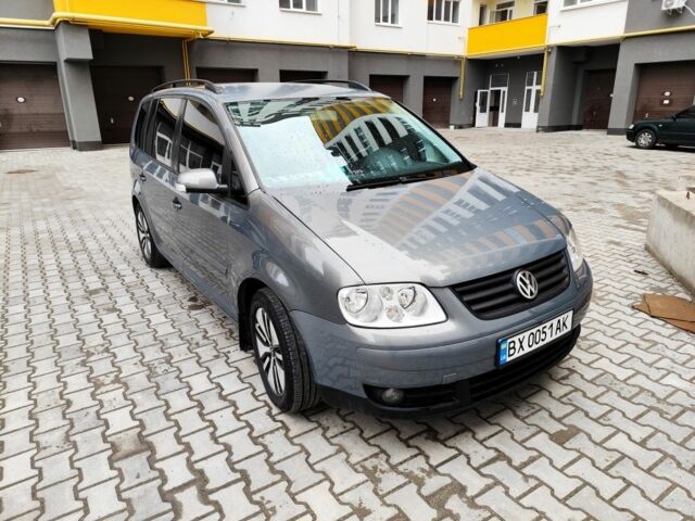 Сірий Фольксваген Туран, об'ємом двигуна 2 л та пробігом 217 тис. км за 5300 $, фото 1 на Automoto.ua