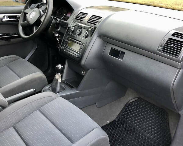 Серый Фольксваген Туран, объемом двигателя 1.97 л и пробегом 350 тыс. км за 5500 $, фото 10 на Automoto.ua