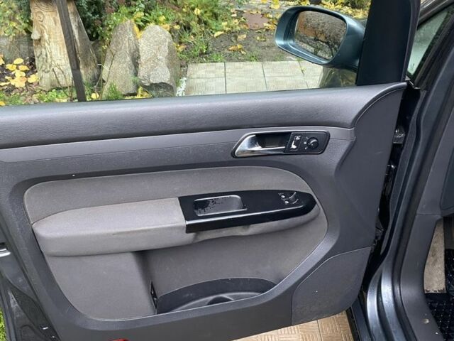 Серый Фольксваген Туран, объемом двигателя 1.6 л и пробегом 320 тыс. км за 5500 $, фото 13 на Automoto.ua