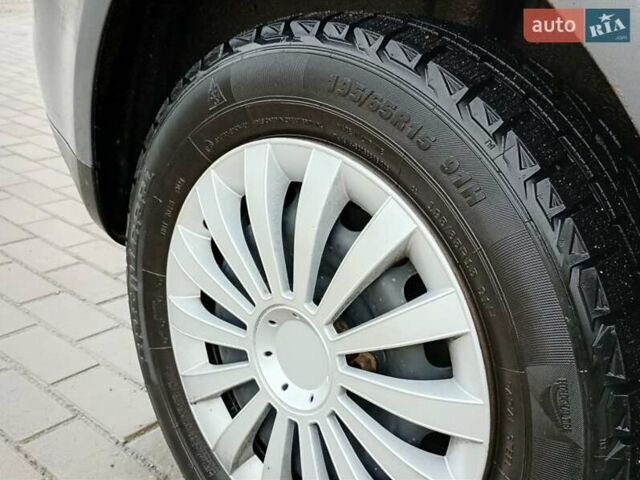 Серый Фольксваген Туран, объемом двигателя 1.6 л и пробегом 238 тыс. км за 4299 $, фото 30 на Automoto.ua