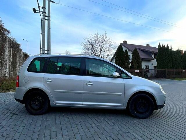 Сірий Фольксваген Туран, об'ємом двигуна 2 л та пробігом 300 тис. км за 2700 $, фото 3 на Automoto.ua