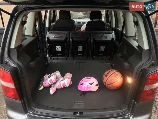 Серый Фольксваген Туран, объемом двигателя 1.6 л и пробегом 232 тыс. км за 5850 $, фото 21 на Automoto.ua