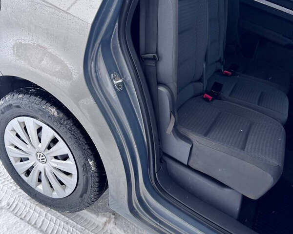 Серый Фольксваген Туран, объемом двигателя 2 л и пробегом 156 тыс. км за 5400 $, фото 38 на Automoto.ua