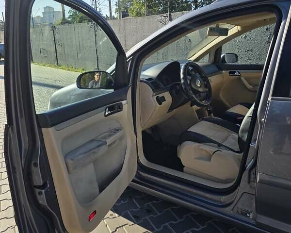 Серый Фольксваген Туран, объемом двигателя 2 л и пробегом 358 тыс. км за 4500 $, фото 27 на Automoto.ua