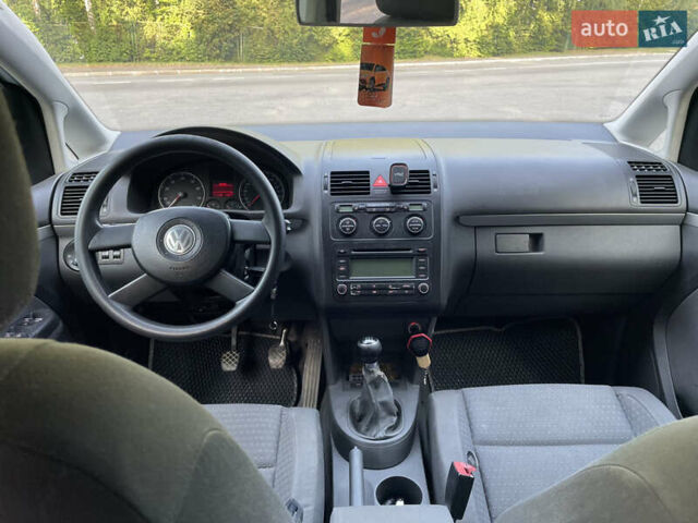 Серый Фольксваген Туран, объемом двигателя 1.98 л и пробегом 231 тыс. км за 4450 $, фото 11 на Automoto.ua