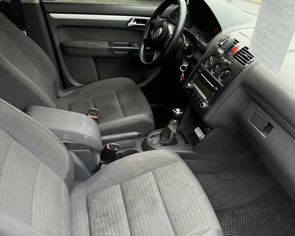 Серый Фольксваген Туран, объемом двигателя 1.9 л и пробегом 275 тыс. км за 5800 $, фото 10 на Automoto.ua