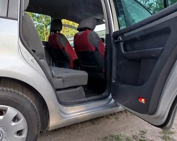 Серый Фольксваген Туран, объемом двигателя 1.9 л и пробегом 308 тыс. км за 6300 $, фото 13 на Automoto.ua