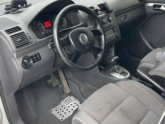 Серый Фольксваген Туран, объемом двигателя 2 л и пробегом 320 тыс. км за 6299 $, фото 9 на Automoto.ua