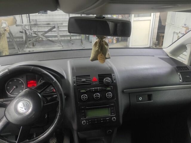 Серый Фольксваген Туран, объемом двигателя 2 л и пробегом 293 тыс. км за 6100 $, фото 5 на Automoto.ua