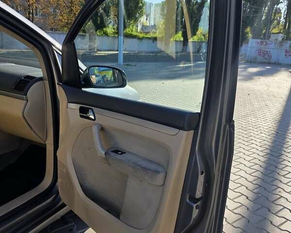 Серый Фольксваген Туран, объемом двигателя 2 л и пробегом 358 тыс. км за 4500 $, фото 29 на Automoto.ua