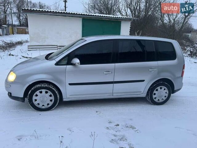 Серый Фольксваген Туран, объемом двигателя 1.6 л и пробегом 220 тыс. км за 3900 $, фото 4 на Automoto.ua