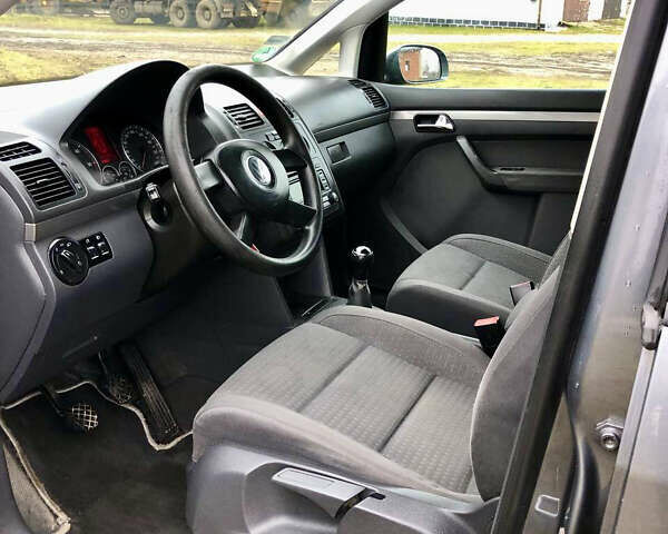 Серый Фольксваген Туран, объемом двигателя 1.9 л и пробегом 300 тыс. км за 5300 $, фото 5 на Automoto.ua