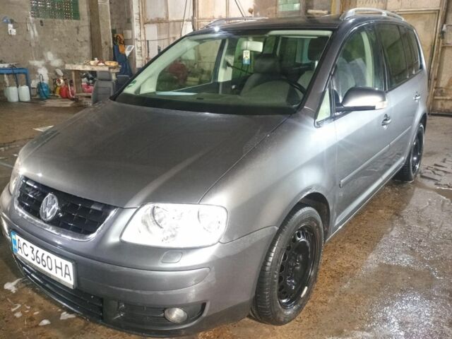 Сірий Фольксваген Туран, об'ємом двигуна 2 л та пробігом 286 тис. км за 4700 $, фото 4 на Automoto.ua