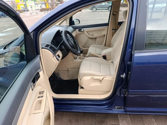 Сірий Фольксваген Туран, об'ємом двигуна 2 л та пробігом 300 тис. км за 2349 $, фото 7 на Automoto.ua