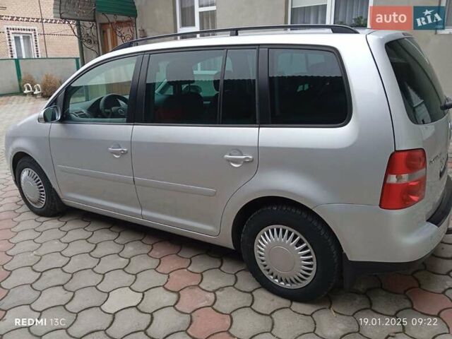 Серый Фольксваген Туран, объемом двигателя 1.6 л и пробегом 220 тыс. км за 5100 $, фото 1 на Automoto.ua