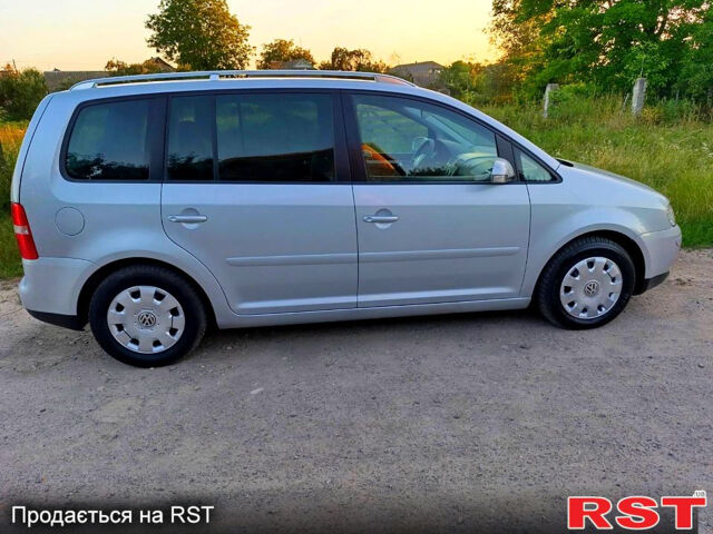 Серый Фольксваген Туран, объемом двигателя 1.6 л и пробегом 239 тыс. км за 5399 $, фото 1 на Automoto.ua