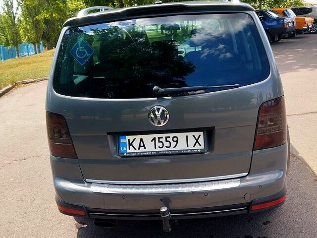 Серый Фольксваген Туран, объемом двигателя 1.6 л и пробегом 210 тыс. км за 6800 $, фото 5 на Automoto.ua