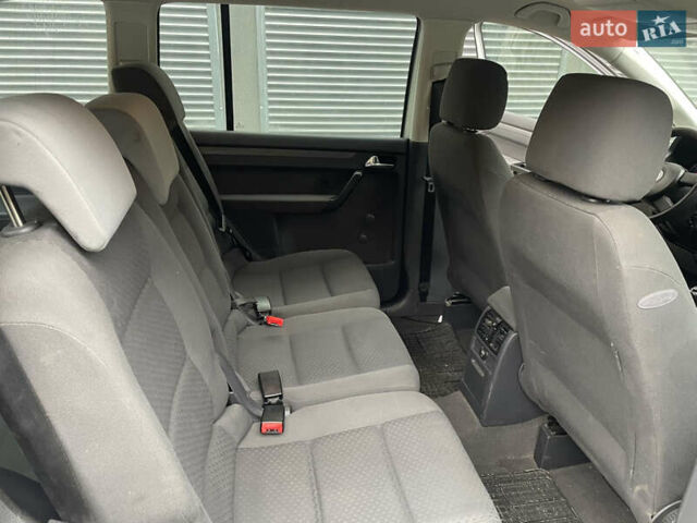 Серый Фольксваген Туран, объемом двигателя 1.6 л и пробегом 258 тыс. км за 5350 $, фото 20 на Automoto.ua